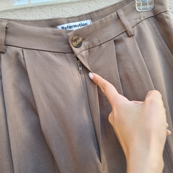 Reformation | Mason Trouser Pant in Mushroom Size 8 - Picture 5 of 11